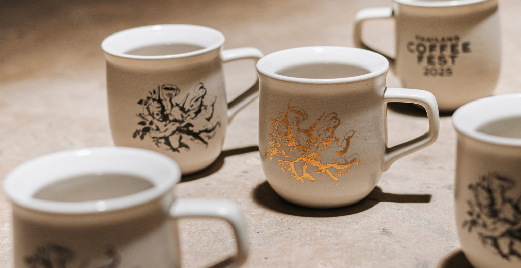 Resip Cup ของที่ระลึกประจำงาน Thailand Coffee Fest 2024 ผลิตโดยแบรนด์ไทยที่เชี่ยวชาญด้านการทำเซรามิกมากว่า 30 ปี ออกแบบลายโดย ‘Sundae Kids’